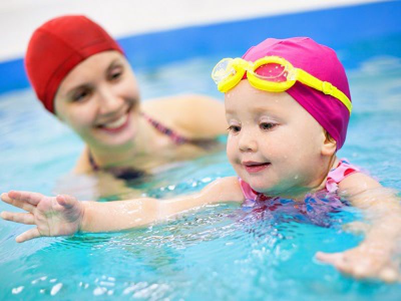 Curso para enseñar a niños a nadar